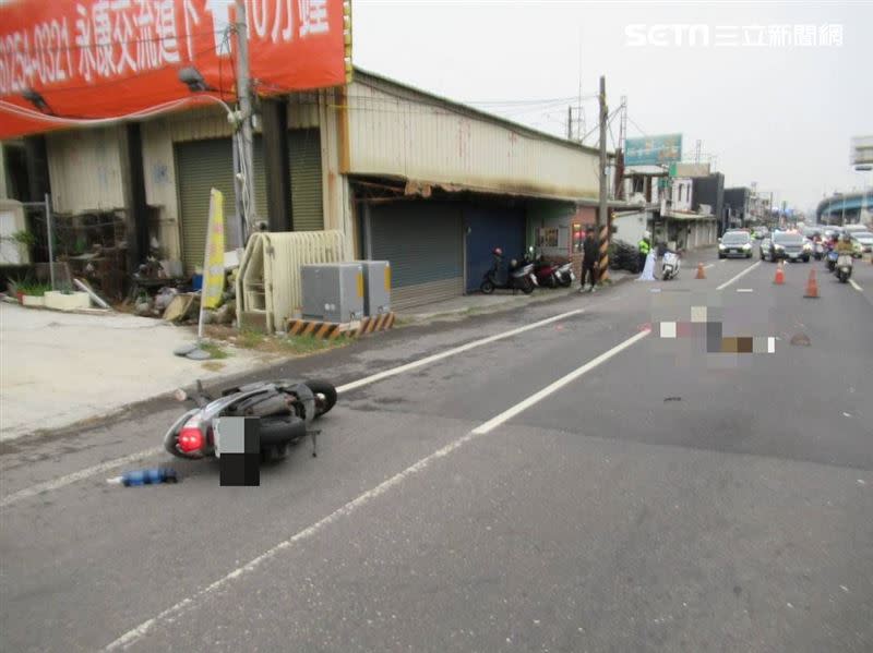 機車騎士行經台南市永康區中正路北路時，疑似自摔進重型動力機械底部，慘遭輾斃。（圖／翻攝畫面）