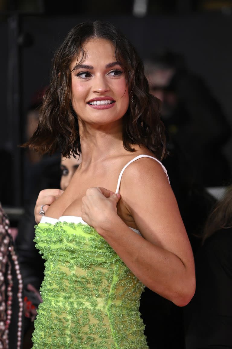 Lily James en la premier de su nuevo film, What's Love Got To Do With It?, enfundada en un diseño muy ajustado de Miu Miu con corset y sobrevestido en verde lima