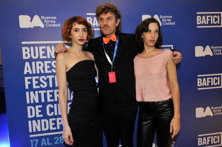 Sofía Gala y Vera Spinetta posaron junto al actor y cineasta Michael Taylor Jackson en el estreno de la película Bajo naranja, en el marco de la edición 25°  del Festival de Cine Independiente de Buenos Aires