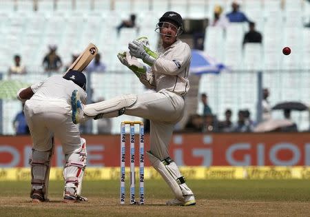 Cricket - India v New Zealand - Second Test cricket match - Eden Gardens, Kolkata - 30/09/2016. New Zealand's wicketkeeper Bradley-John Watling watches the ball. REUTERS/Rupak De Chowdhuri
