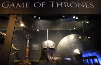 En esta foto del 10 de junio del 2014, armas de "Game of Thrones" se exhiben en Waterfront Hall, en Belfast, Irlanda. (AP Foto/Peter Morrison, Archivo)