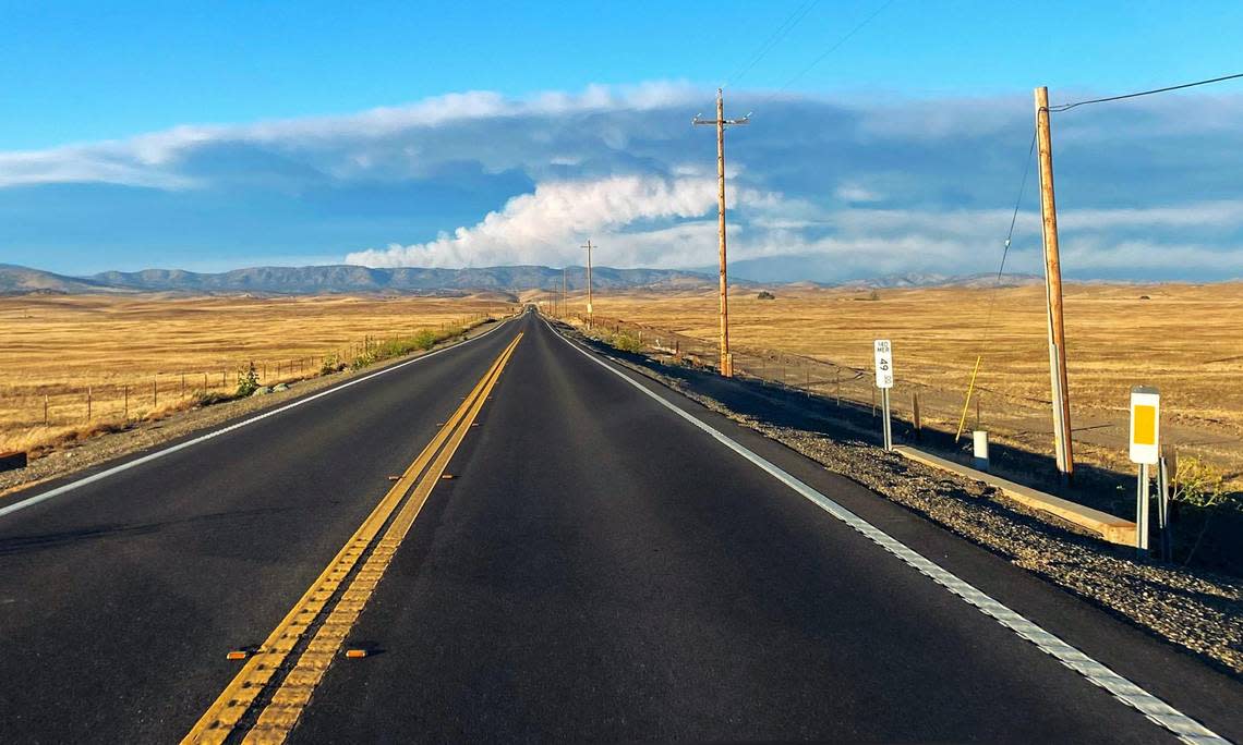 The Oak Fire’s plume seen from Highway 140 Friday afternoon, July 22, 2022 near Planada, east of Merced, CA.