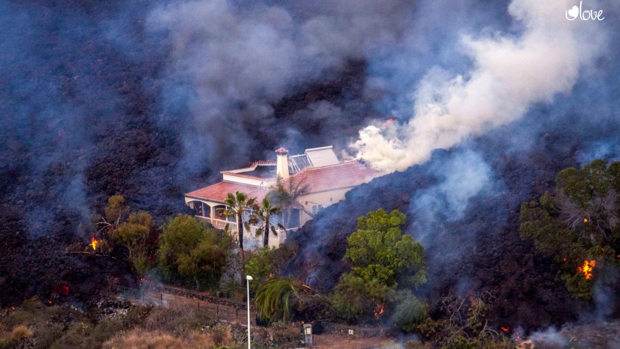 Ein Lavastrom zerstört viele Häuser auf der Insel La Palma.