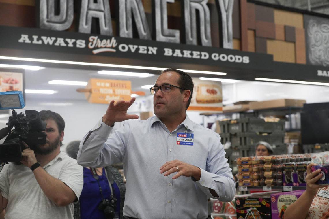 Juan-Carlos Rück, H-E-B’s executive vice president for North and West Texas Food and Drug Retail Division, shows off the new location opening tomorrow in Frisco, Texas, on Tuesday, Sept. 20, 2022. Madeleine Cook/mcook@star-telegram.com
