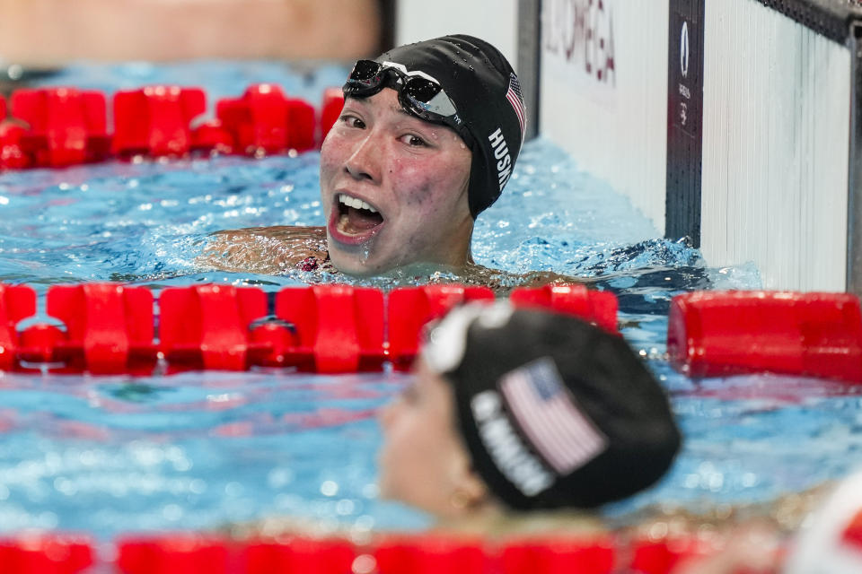 La estadounidense Torri Huske (izquierda) celebra tras ganar la final de los 100 metros mariposa de los Juegos Olímpicos de París, el domingo 28 de julio de 2024, en Nanterre, Francia. (AP Foto/Martin Meissner)