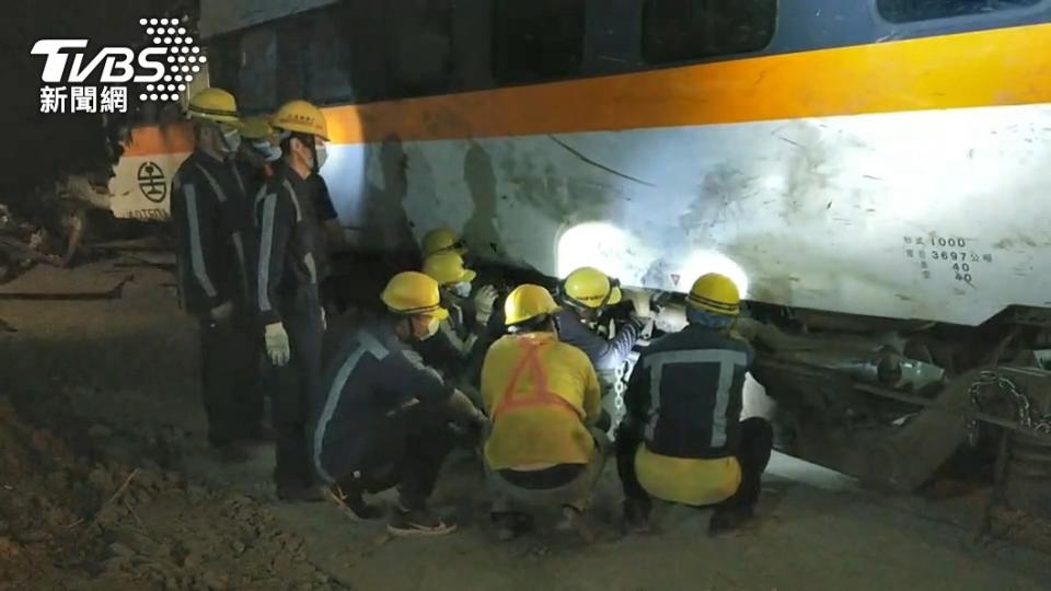 台鐵408車次太魯閣號發生出軌意外。（圖／TVBS）