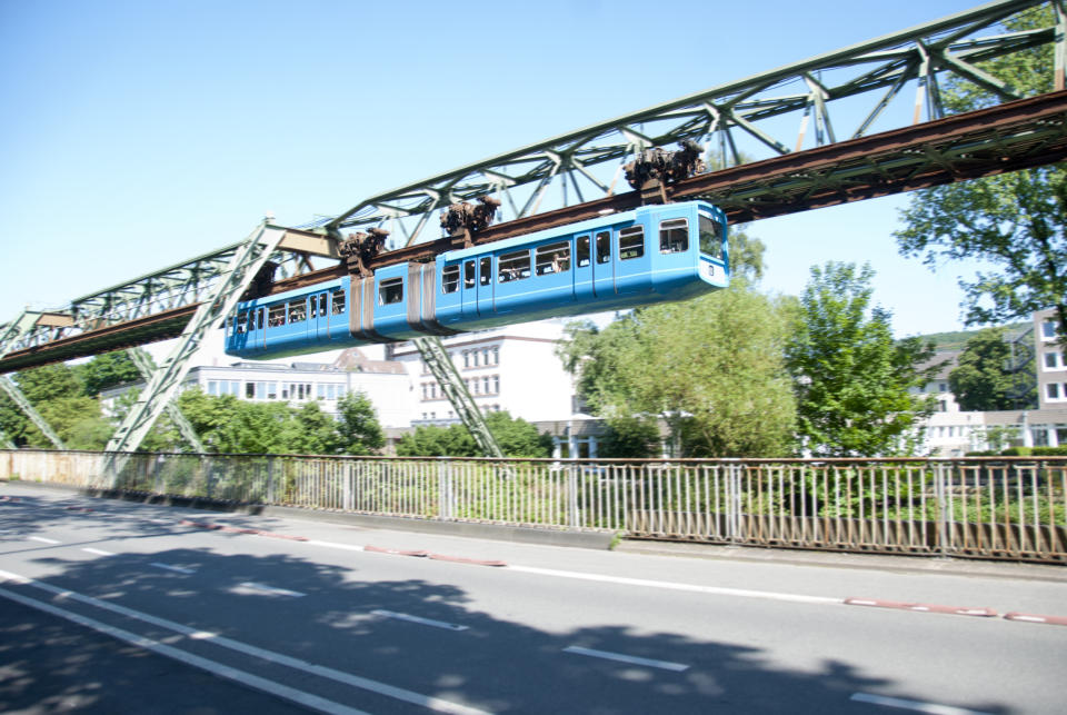 Mit fast 350.000 Einwohner ist Wuppertal (Nordrhein-Westfalen) eine ausgewachsene Kleinstadt. Während für die berühmte Schwebebahn gerade neue Wagen angeschafft wurden, scheint es um die privaten Kassen der Einwohner schlechter bestellt. Mit einer Schuldenquote von 17,97 Prozent landet Wuppertal auf Platz 399 im SchuldnerAtlas 2015.