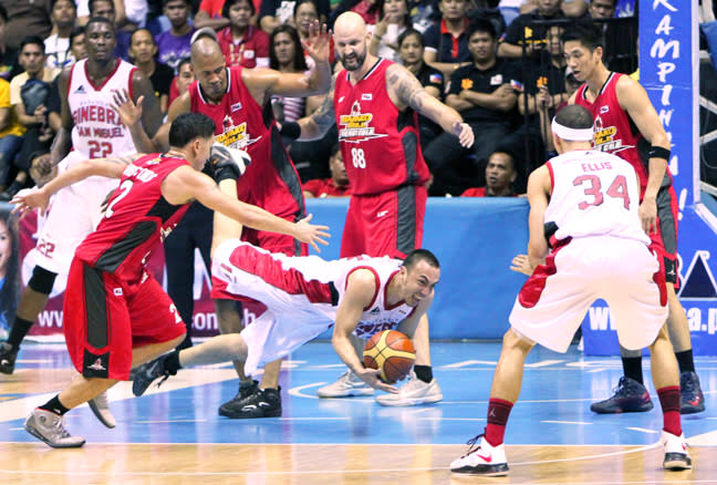 Ginebra's Rico Maierhofer tries to pass the ball to Chirs Ellis while falling down. (PBA Images)