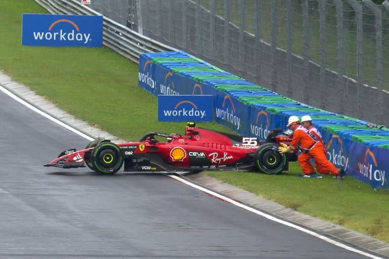 El español Carlos Sainz chocó su Ferrari en las primeras prácticas del Gran Premio de Hungría, que este sábado ejecutará su prueba de clasificación.