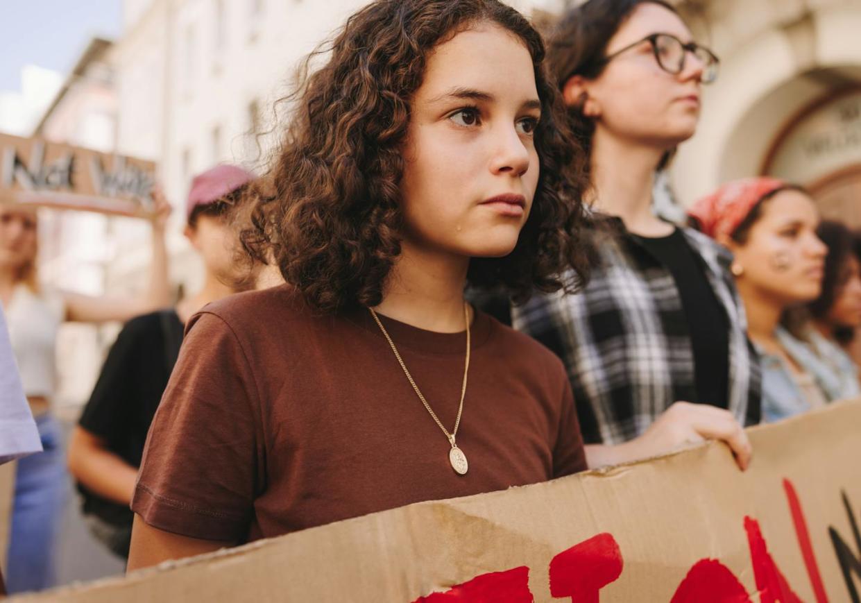 <a href="https://www.shutterstock.com/es/image-photo/diverse-young-people-protesting-against-war-2262253063" rel="nofollow noopener" target="_blank" data-ylk="slk:Jacob Lund/Shutterstock;elm:context_link;itc:0;sec:content-canvas" class="link ">Jacob Lund/Shutterstock</a>