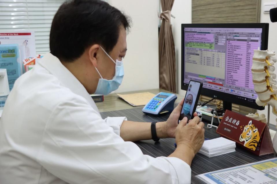 台灣健保與對抗COVID-19疫情之經驗獲得國際肯定，健保署與國際知名出版社Springer Nature合作合作出版談論台灣健保、對抗COVID-19疫情之經驗等英文專書「Digital Health Care in Taiwan- Innovations of National Health Insurance」(台灣數位健康照護)，電子書已於111年8月15日線上發行。(圖為醫生視訊看診。)&nbsp;&nbsp;&nbsp;圖：高雄市衛生局提供