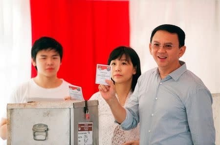 Incumbent Governor Basuki “Ahok” Tjahaja Purnama votes along with his wife Veronica Tan and his son Nicholas (L) in the Jakarta governor election in North Jakarta, Indonesia April 19, 2017. REUTERS/Darren Whiteside