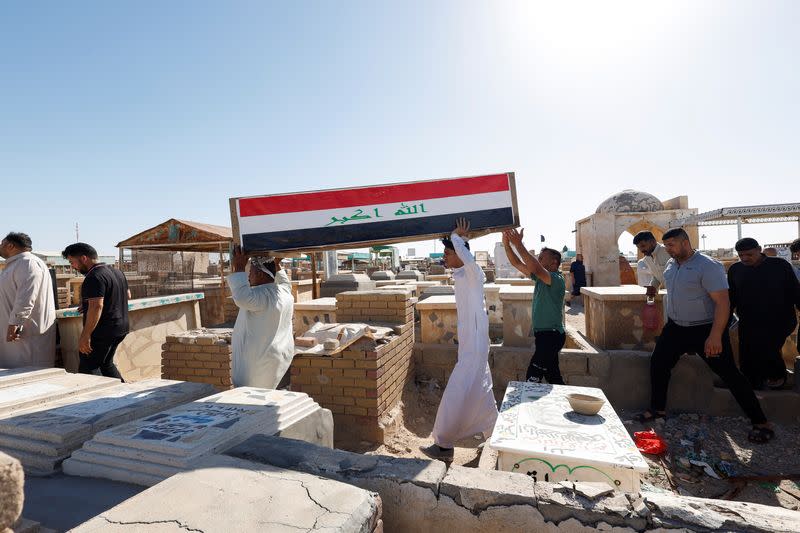 Men carry coffin of an Iraqi soldier at the Wadi al-Salam cemetery, Arabic for "Peace Valley", in Najaf