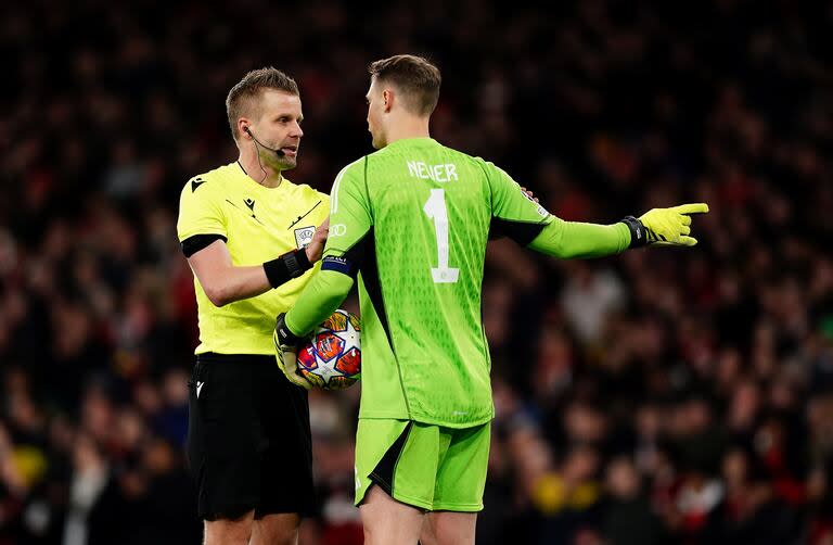 Glenn Nyberg con Manuel Neuer, durante un duelo de la Champions League de la última temporada