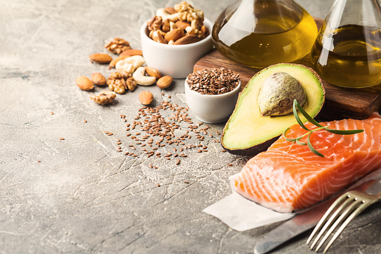 El omega-3 está presente en pescados, especialmente los grasos de agua fría como el salmón, y en nueces y semillas como la linaza, y la chía. (Getty Creative)