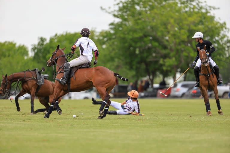 La caída de Victorino Ruiz Jorba fue un pequeño susto en la cancha Francisco Dorignac; el Nº 2 es el único jugador de El Overo que había protagonizado el Abierto.