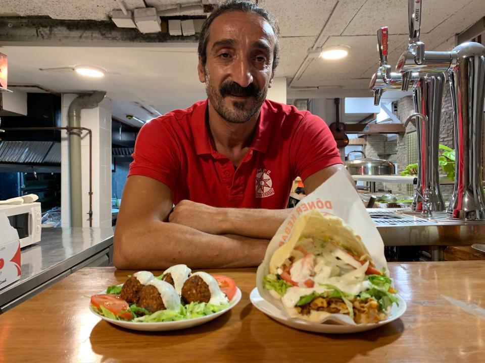 Zaza, posando con su falafel y su kebab. Foto: Javier S&#xe1;nchez.