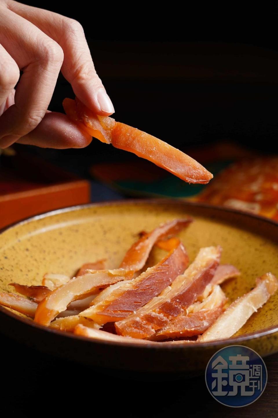 爆涮嘴的「厚片金燻條」特選阿根廷深海魷魚品種，將肥美肉質醃製烘烤，有客人每經過就帶上一包。（250元／包）