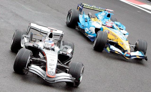 Kimi Raikkonen, McLaren, Fernando Alonso, Renault, 2005 Belgian Grand Prix Credit: Alamy