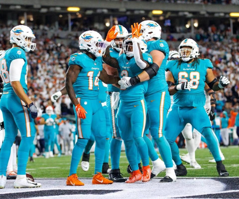 El running back de los Dolphins Chase Edmonds (2) celebra con sus compañeros de equipo tras anotar un touchdown ante los Bengals, en el partido celebrado el 29 de septiembre de 2022 en Cincinnati.