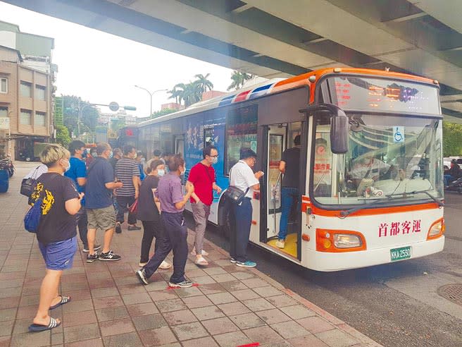 負責駕駛防疫專車的司機林春傑替同事抱屈，指雙北民眾有採買、上班需求，仍會搭乘市區公車，其中恐有無症狀患者在內，首當其衝的司機員沒理由不被列在優先施打名冊內。（黃婉婷攝）