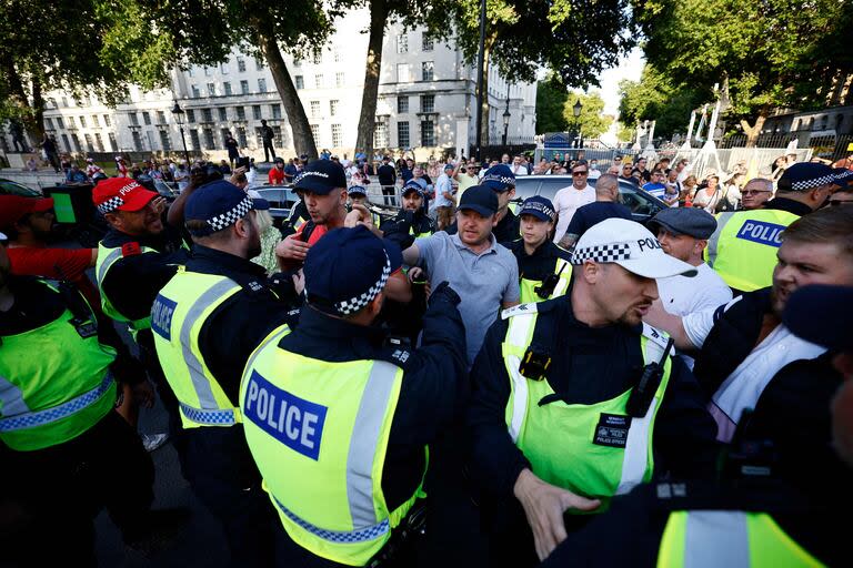 Disturbios cerca de 10 Downing Street, en el centro de Londres. (BENJAMIN CREMEL / AFP)