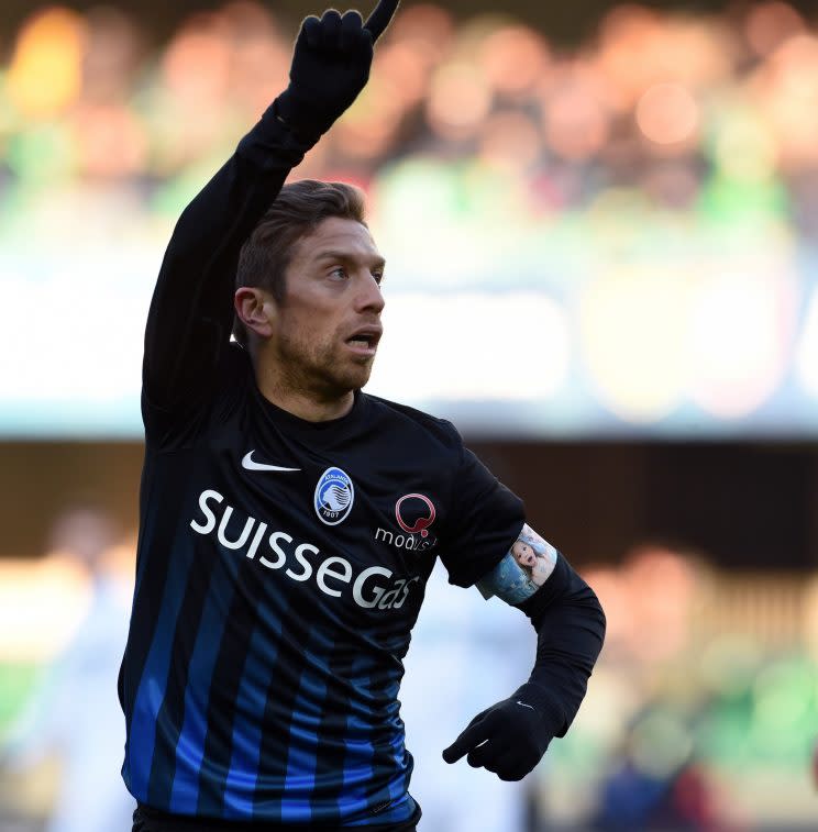 El día que al atacante argentino Alejandro Darío “Papu” Gómez le nombraron capitán del Atalanta italiano le hicieron un gran favor, no sólo por lo que ese puesto representa en el vestuario… sino porque le permitía desarrollar su creatividad. Fíjate en la cinta que llevaba en su brazo izquierdo en el partido de su equipo contra el Chievo Verona… (Getty)