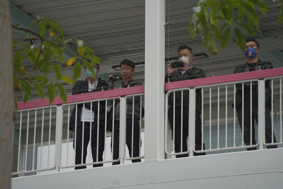社民連示威期間，對面天橋有警員拍攝過程。
