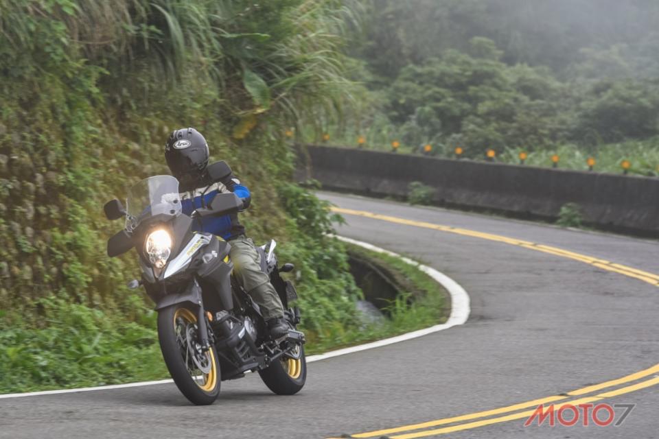 V-Strom 650XT雖然是長行程懸吊，但在高速路段也不會特別不穩。