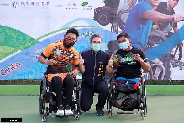 台中市政府運動局長李昱叡頒發單打冠軍予馬來西亞選手Borhan（左）、亞軍Bin Yusuf。
