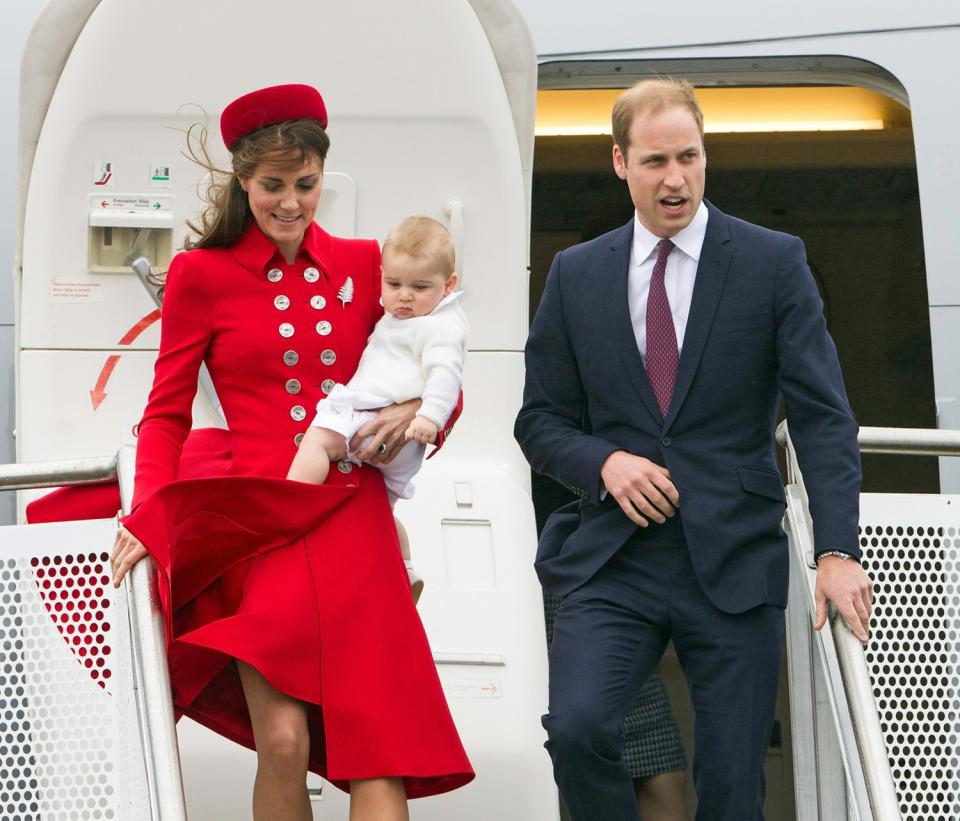 <p>Sorti de l’avion, à Wellington, en Nouvelle-Zélande, le prince George a l’air boudeur dans les bras de sa mère. Le cliché fait vite le tour du monde et amuse les internautes.</p><br>