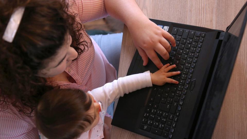 Der Kinderzuschlag ist eine finanzielle Unterstützung für Eltern mit geringem Einkommen. Den Antrag dafür können sie jetzt auch online ausfüllen.