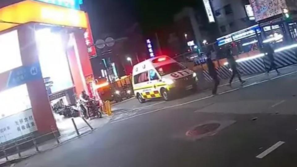 3名行人無視救護車直接穿越馬路。（圖／翻攝爆料公社）