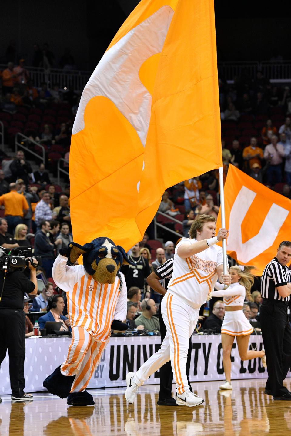 Smokey and the Tennessee cheerleaders perform during a 2019 NCAA Tournament game.