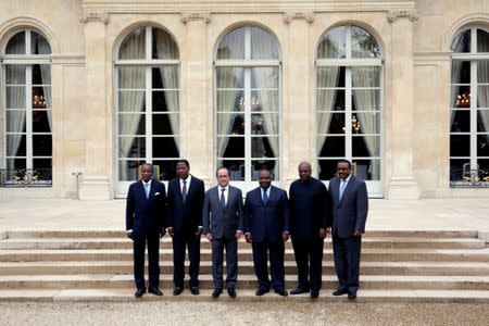 French President Francois Hollande (3rd L) surrounded by African leaders, from L-R, Guinea's President Alpha Conde, Benin's President Boni Yayi, Gabon's President Ali Bongo Ondimba, President John Dramani Mahama of Ghana and Prime Minister of Ethiopia Hailemariam Desalegn before the opening of a pre-COP21 working lunch at the Elysee Palace in Paris, France, November 10, 2015. REUTERS/Philippe Wojazer/File Photo