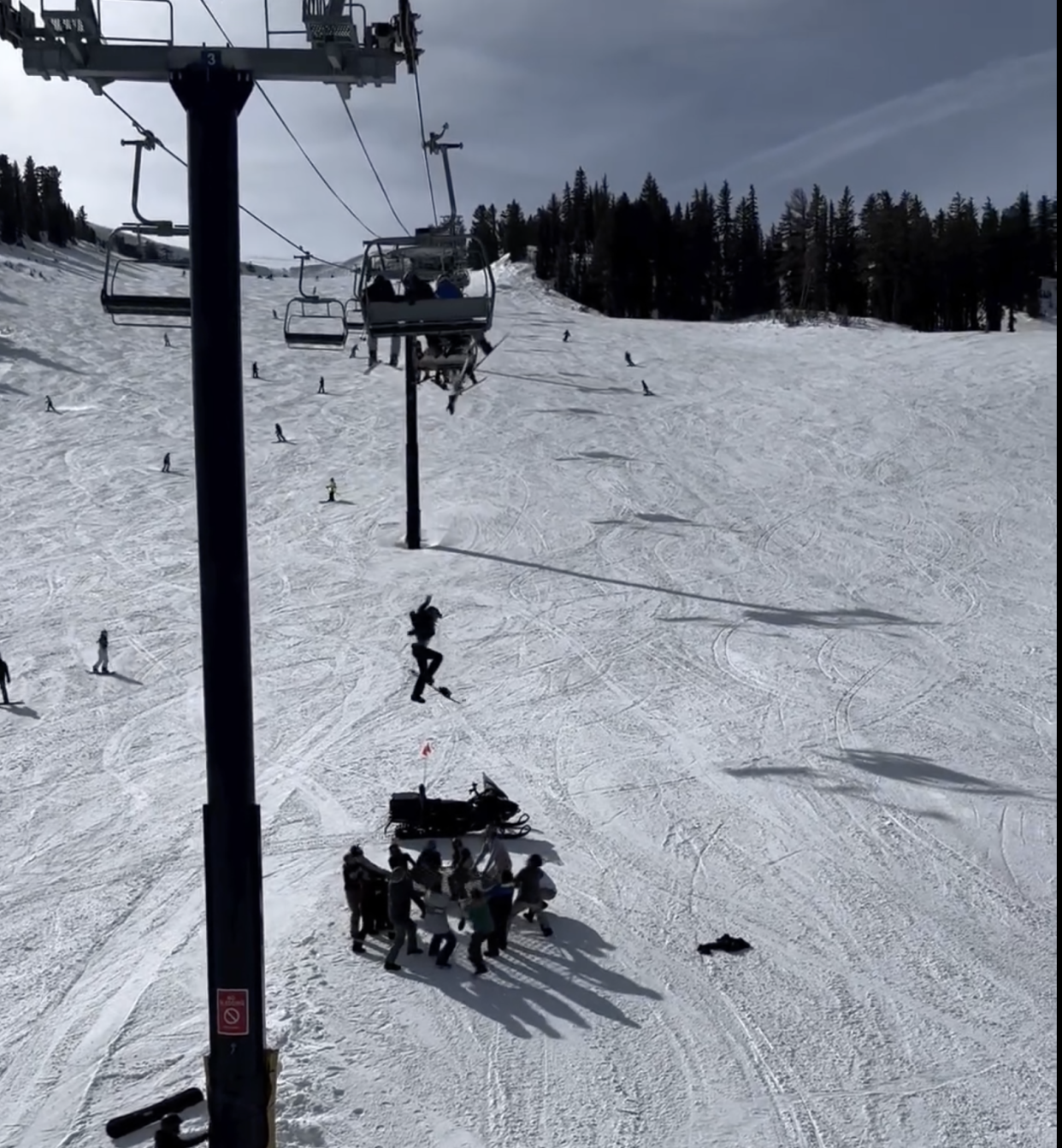 Le sauvetage de cette snowboardeuse bloquée dans un télésiège ne s’est pas passé comme prévu