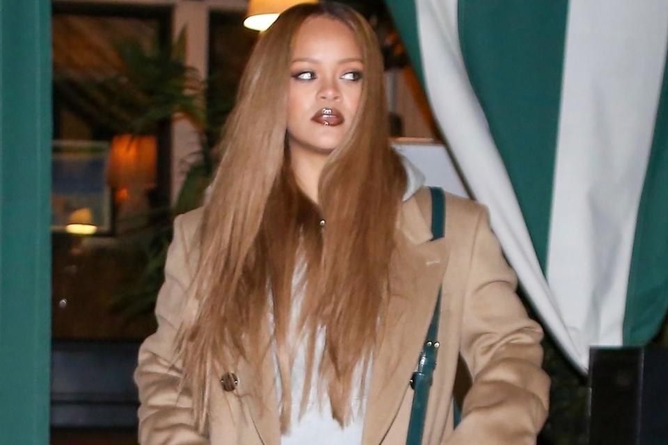 <p>Roger / BACKGRID</p> Rihanna enjoys a cozy dinner night with friends sporting a trench coat on a chilly Los Angeles evening, adding glamour at a private members-only club at San Vicente Bungalows in West Hollywood. 