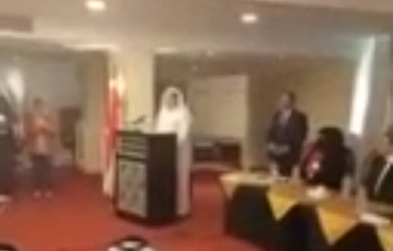 Así se desmayó un embajador árabe mientras daba un discurso en Arabia Saudita