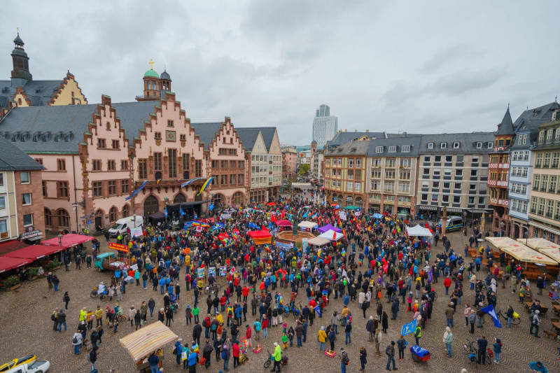 A group of Easter marchers reaches the Roemerberg. The Easter marches in Hesse conclude on the Roemerberg in Frankfurt under the motto "Lay down your arms! Peaceable instead of warlike". Andreas Arnold/dpa