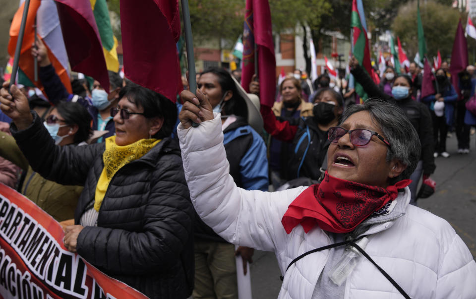 Manifestantes marchan hacia el Ministerio de Educación en La Paz, Bolivia, el lunes 20 de marzo de 2023. Los maestros exigen salarios más altos y protestan por el nuevo plan de estudios en las escuelas públicas. (AP Foto/Juan Karita)