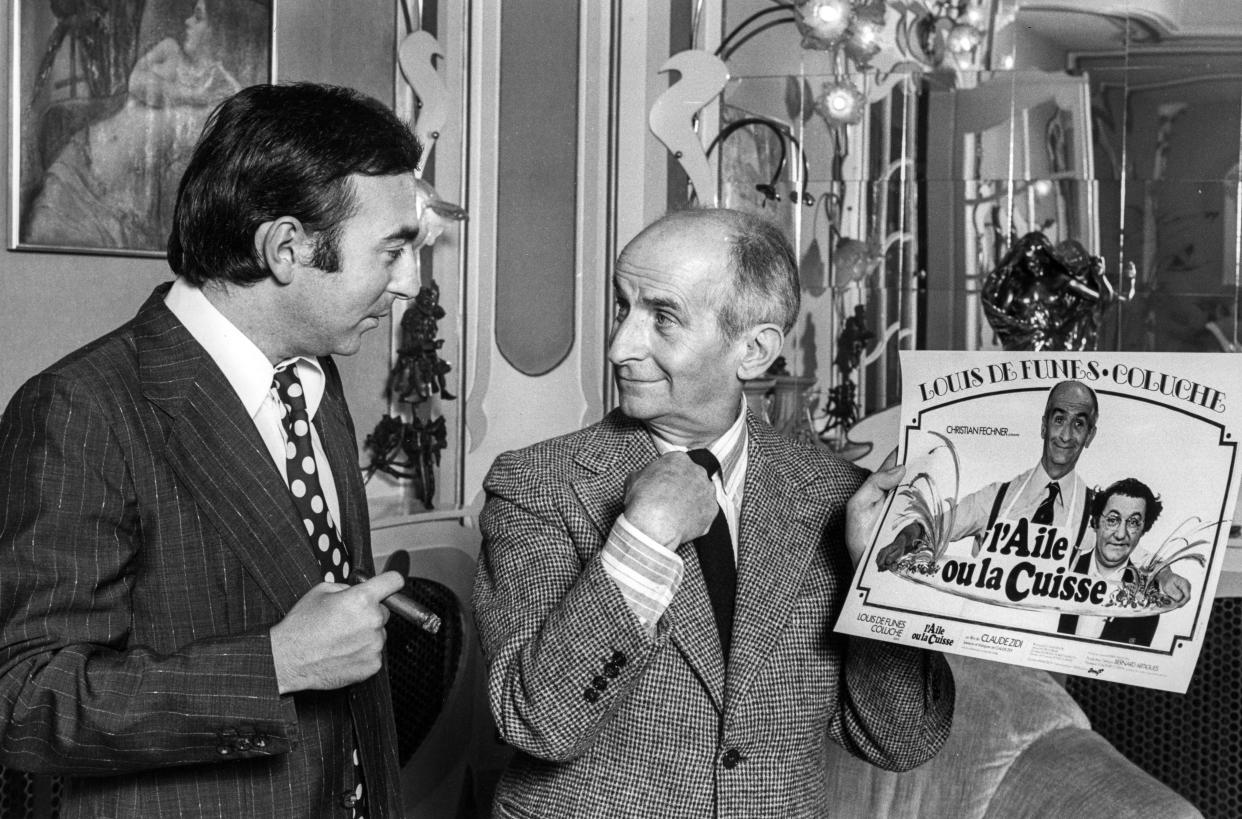 Louis de Funès et Christian Fechner le producteur du film 'L'aile ou la cuisse' à Paris le 7 octobre 1976, France. (Photo by Patrice PICOT/Gamma-Rapho via Getty Images)