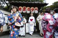 <p>Wortwörtlich übersetzt bedeutet das Wort Kimono „Anziehsache“, dabei sieht das kaftanartige Kleidungsstück, das nur mit einem Gürtel zusammen gehalten wird, nach etwas viel Aufwendigerem aus als einer reinen „Anziehsache“. Beim Ankleiden werden die Kimonos aufwendig geklemmt, gefaltet und dem individuellen Körperbau der Frauen angepasst. (Bild: AP Photo) </p>