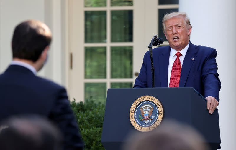 FOTO DE ARCHIVO: El presidente de los Estados Unidos Donald Trump asiste a una rueda de prensa en la Casa Blanca en Washington, EEUU, el 14 de julio de 2020