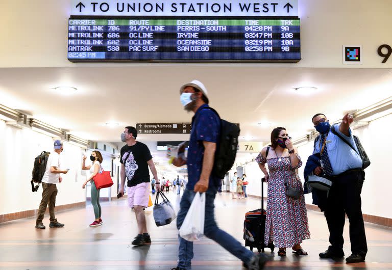 Pasajeros con barbijos en la Union Station de Los Ángeles