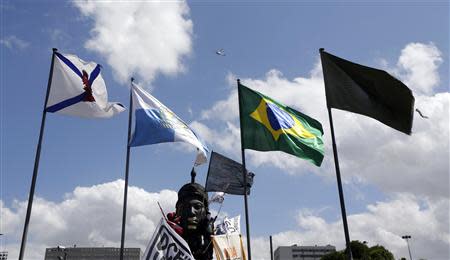 Demonstrators from the group called Black Bloc wave flags at the monument of former slave Zumbi dos Palmares during a protest on Brazil's Independence Day in Rio de Janeiro September 7, 2013. REUTERS/Ricardo Moraes