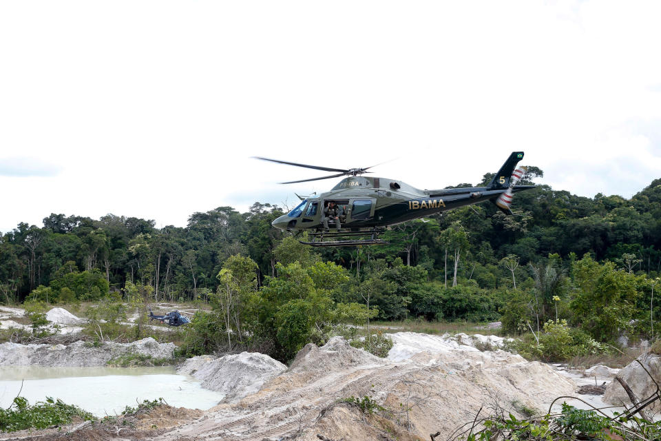 *Arquivo* JACAREACANGA, PA, 15.02.2022 - Helicóptero do Ibama sobrevoa garimpo ilegal na região do rio Crepori, no Pará, em operação em fevereiro de 2022 . (Foto: Pedro Ladeira/Folhapress)