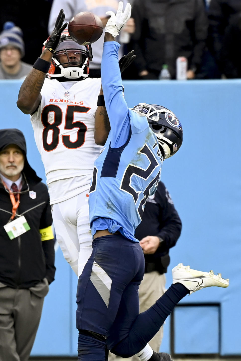 Cincinnati Bengals wide receiver Tee Higgins (85) pulls in a pass against Tennessee Titans cornerback Kristian Fulton (26) during the second half of an NFL football game, Sunday, Nov. 27, 2022, in Nashville, Tenn. The Cincinnati Bengals won 20-16. (AP Photo/Mark Zaleski)