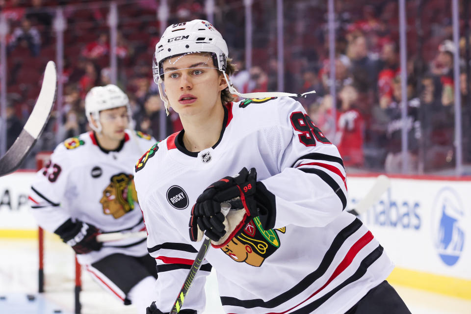 NEWARK, NJ - JANUARI 05: Chicago Blackhawks-centrum Connor Bedard (98) warmt zich op voor de wedstrijd tussen de Chicago Blackhawks en de New Jersey Devils op 5 januari 2024 in het Prudential Center in Newark, New Jersey.  (Foto door Andrew Mordzynski/Icon Sportswire via Getty Images)