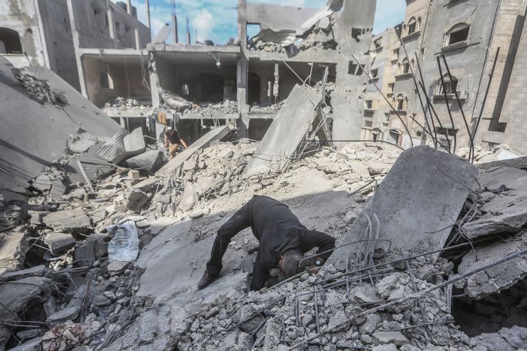 Palestinos buscan víctimas tras un ataque aéreo israelí en Rafah, en el sur de la Franja de Gaza.