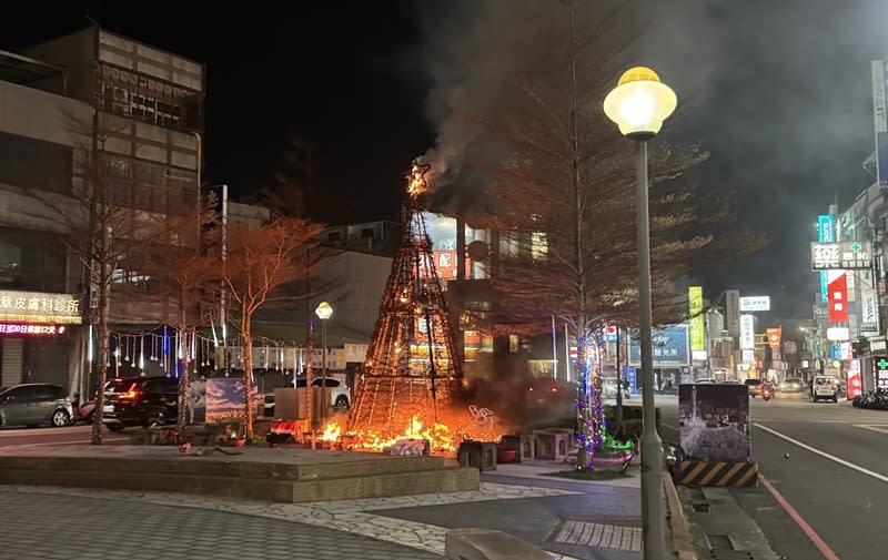 苗栗縣頭份市上公園1座裝飾耶誕樹10日晚間起火燃燒，警方11日表示，經查為婦人帶一對兒女到場施放煙火釀禍，全案將依公共危險罪嫌送辦。（中央社／民眾提供）
